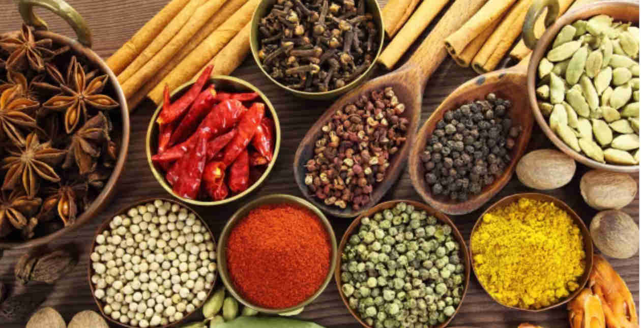  Ocho especias que pueden ayudarte a mejorar la salud… o no Algunos las utilizan para potenciar el sabor de una comida otros como “ingredientes mágicos” para mejorar su bienestar físico o mental.  A lo largo de la historia las especias han sido codiciadas por su valor cultural, económico y medicinal. Y es que desde la antigüedad civilizaciones como la egipcia, la romana o la china las consideraron verdaderos tesoros.  Las rutas comerciales no solo facilitaron su intercambio entre civilizaciones, sino que fomentaron la exploración y el comercio global. Especias como la pimienta, el clavo o la nuez moscada además de realzar el sabor de los alimentos fueron utilizadas como monedas de cambio.   Ocho especias que pueden ayudarte a mejorar la salud… o no A lo largo de la historia las especias han sido codiciadas por su valor cultural, económico y medicinal. Foto: Istock Más de 20.000 especias diferentes El término especia suele aplicarse a las semillas, las cortezas y las partes duras de las plantas aromáticas nativas de regiones tropicales de Asia y de las Molucas (Indonesia). También se engloban bajo esa denominación a numerosas hierbas que, en realidad, son hojas fragantes de plantas herbáceas.  En estos momentos se estima que hay unas 20.000 especies de plantas con propiedades aromáticas y sabores propios que son utilizadas como especias. Así, podemos encontrar desde hierbas comunes, como la menta o el orégano, hasta especias exóticas, como pueden ser el azafrán o la vainilla. Cada una aporta una singularidad gastronómica y cultural, que contribuye a la riqueza global.  A los aspectos culinarios hay que añadir las propiedades medicinales, virtudes que han sido utilizadas para mejorar la salud y combatir diferentes enfermedades. Hemos seleccionado ocho especias a las que se atribuyen diferentes propiedades medicinales.  1. Aloe vera Esta planta ha sido muy valorada durante siglos por la medicina tradicional, algunos de los beneficios medicinales son: acelerar la cicatrización de heridas menores, quemaduras leves y cortes superficiales; aliviar la irritación y la inflamación cutánea provocada por quemaduras solares o picaduras de insectos; así como hidratación de la piel seca. Algunas investigaciones sugieren que el Aloe vera podría ser beneficioso en patologías cutáneas como la psoriasis y el eczema, pero todavía se requieren más estudios que lo confirmen.  2. Cúrcuma La cúrcuma, también conocida como azafrán de la India, es una especia que se extrae de la raíz de la planta Curcuma longa. Su principal componente activo es la curcumina, a la que se atribuyen propiedades antioxidantes y antiinflamatorias. Sin embargo, sus posibles beneficios sobre la salud son difíciles de estudiar ya que la curcumina es muy inestable (se transforma con facilidad en otras sustancias) y tiene una baja biodisponibilidad, es decir, al torrente sanguíneo llega una cantidad muy pequeña cuando se administra de forma oral.  3. Ginseng Las raíces del ginseng se han empleado en la medicina tradicional china por sus presuntos efectos estimulantes y fortalecedores del sistema inmunológico. También se ha sugerido que puede tener efectos positivos en la reducción del estrés y la mejora del estado de ánimo en algunas personas. A pesar de todo son necesarias más investigaciones para confirmar completamente sus efectos sobre la salud.  4. Manzanilla Durante siglos se ha empleado esta hierba como remedio para aliviar problemas digestivos, para mejorar la calidad del sueño y calmar la ansiedad, a pesar de que no exista hasta la fecha una evidencia sólida que respalde estos supuestos beneficios.  5. Jengibre Es conocido por sus propiedades antieméticas y antiinflamatorios, por lo que se ha utilizado en la medicina tradicional para aliviar los dolores musculares, mejorar la digestión y aliviar las náuseas.  Algunos estudios apuntan que el jengibre contiene sustancias antioxidantes que podrían ayudar a proteger el daño celular causado por los radicales libres, contribuyendo así a la salud general y al envejecimiento celular, sin embargo, todavía no hay una evidencia científica que justifique su uso.  6. Eucalipto Desde hace siglos son conocidos los beneficios de las hojas de eucalipto para aliviar la congestión nasal y los síntomas derivados de una gripe o un resfriado común, a pesar de que la literatura científica sigue siendo insuficiente a día de hoy.  7. Caléndula La medicina popular ha utilizado la caléndula (Calendula officinalis) para promover la cicatrización de heridas y aliviar diversas afecciones cutáneas, atribuyendo a esta planta propiedades cicatrizantes y regenerativas. Sin embargo, se requieren más investigaciones y estudios clínicos para establecer la causalidad y sus posibles aplicaciones medicinales, que permitan establecer recomendaciones precisas en las diferentes patologías.  8. Canela La canela se obtiene de la corteza interna de árboles de la especie Cinnamomus y ha sido muy valorada en la medicina tradicional por sus posibles beneficios para la salud. Se le atribuyen efectos positivos en la regulación de los niveles de glucosa plasmático y en la circulación de la sangre, sin embargo, estos beneficios carecen de evidencia científica sólida a día de hoy.   Especias Las publicaciones referidas a los efectos beneficiosos sobre la salud de diversas especias se cuentan por cientos. Foto: Istock ¿Y entonces, qué…? Las publicaciones referidas a los efectos beneficiosos sobre la salud de diversas especias se cuentan por cientos y, en algunos casos, por miles, lo cual pone de manifiesto el interés que despierta su uso en el tratamiento de enfermedades. Sin embargo, demostrar sus beneficios a través de los métodos científicos que se utilizan para evaluar un agente farmacéutico no es una tarea sencilla.  El verdadero reto no consiste tanto en demostrar si una especia es “buena” para la salud, es decir, si es posible identificar sustancias bioactivas presentes en ella, sino en definir cuáles son los beneficios y la cantidad de especia que se requiere consumir para obtenerlos