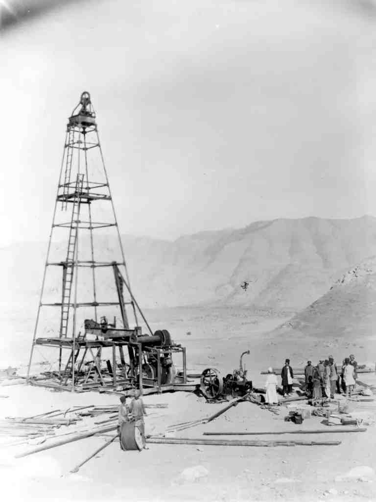 Trabajadores de la Empresa de Petróleo Anglo Iraní operan una torre de extracción de crudo, en 1909, tras el primer descubrimiento moderno del petróleo en la región.